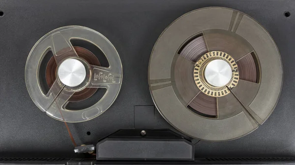 Primo Piano Vecchie Bobine Nastro Audio Montate Nel Registratore Nastro — Foto Stock