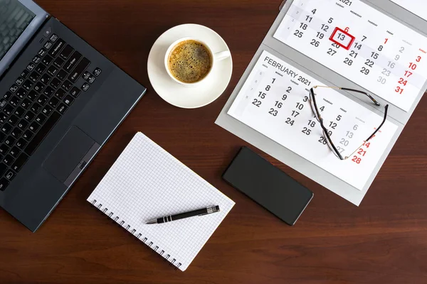 Büromaterial Von Oben Mit Laptop Smartphone Notizblock Tasse Kaffee Und — Stockfoto