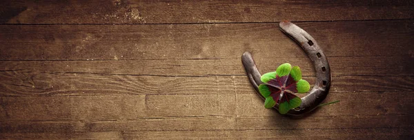 Hojas Trébol Verde Sobre Fondo Madera — Foto de Stock