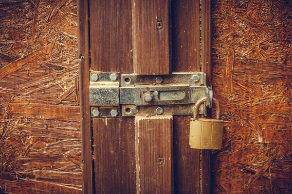 鍵付きの古い木のドア — ストック写真