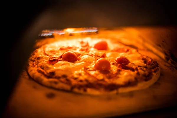Pizza Mit Käse Und Tomate Auf Schwarzem Hintergrund — Stockfoto