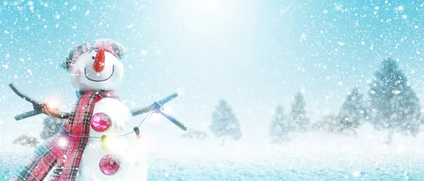 Щасливий Сніговик Стоїть Зимовому Різдвяному Пейзажі — стокове фото