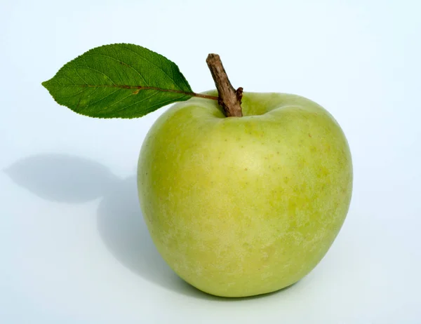 Grüner Apfel Mit Blatt Auf Weißem Hintergrund — Stockfoto