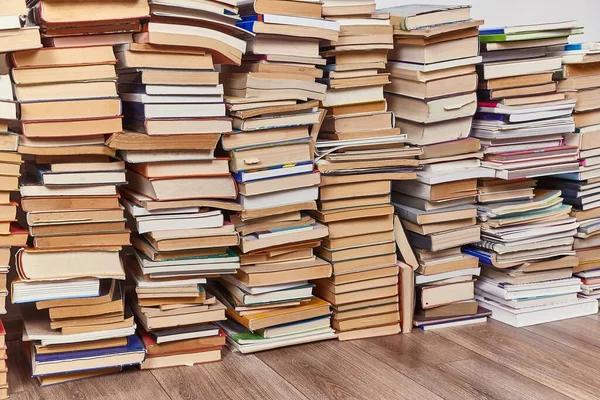 Bücherstapel Auf Holztisch — Stockfoto