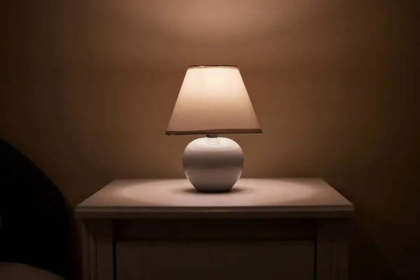 Lampe Sur Une Table Bois — Photo