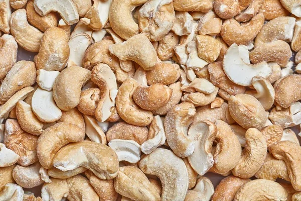 白い背景に乾燥ピーナッツの山 — ストック写真
