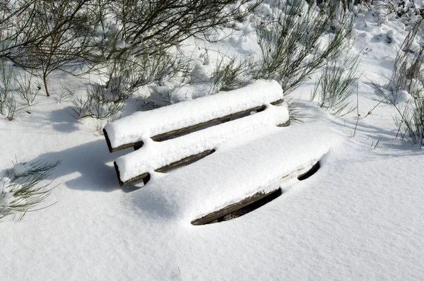 Tiro Close Banco Madeira Uma Neve — Fotografia de Stock