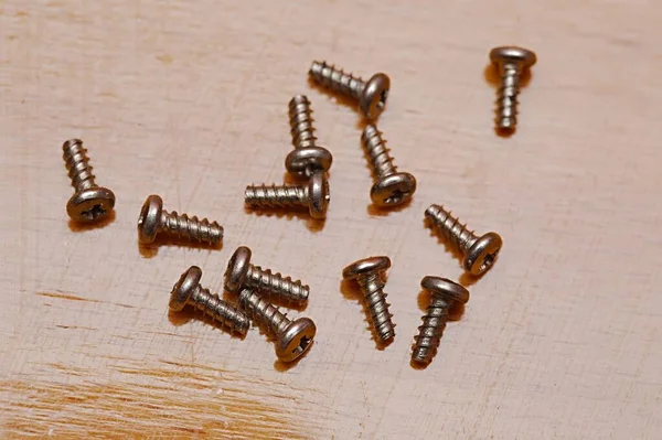 Tornillos Sobre Fondo Madera — Foto de Stock