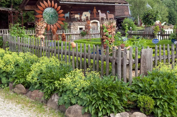 Starý Dřevěný Dům Zahradě — Stock fotografie
