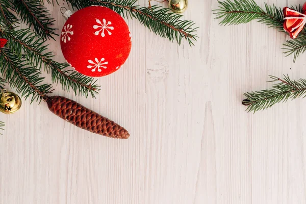 Composição Natal Uma Mesa Madeira Branca Com Texto Espaço Cópia — Fotografia de Stock