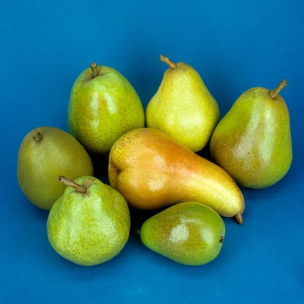 Frisse Groene Peren Een Blauwe Achtergrond — Stockfoto