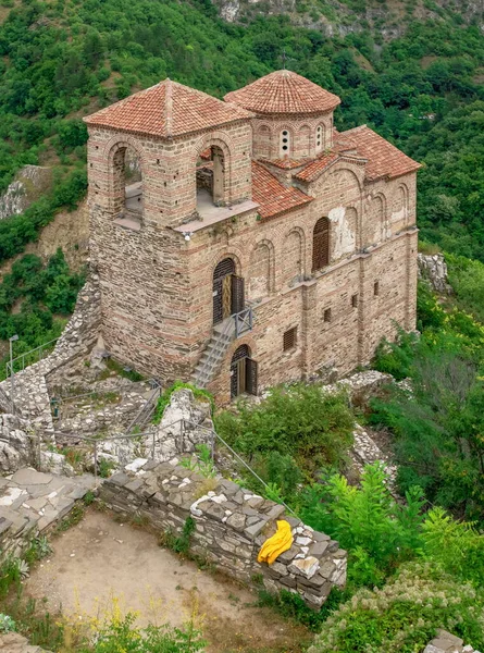 Asenovgrad Bulgarien 2019 Kyrkan Guds Heliga Moder Asens Fästning Omgiven — Stockfoto