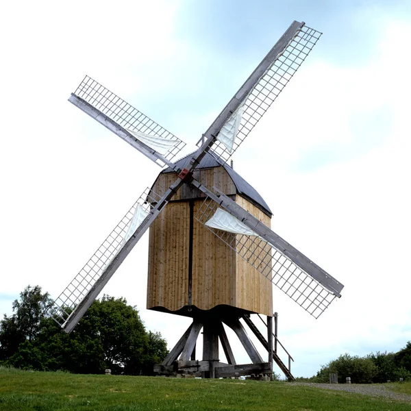 Windmühle Mit Windrad Auf Dem Hintergrund Des Grünen Rasens — Stockfoto