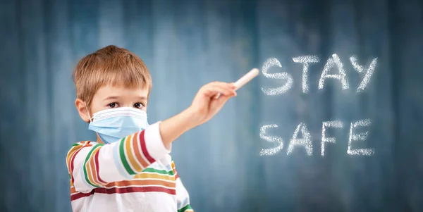 Pojke Medicinsk Ansiktsskydd Mask Inomhus Blå Bakgrund Sjuk Barn Hålla — Stockfoto