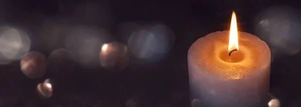 Kerzenlicht Der Dunkelheit Mit Abstrakt Verschwommenem Goldenem Bokeh Für Religiöse — Stockfoto