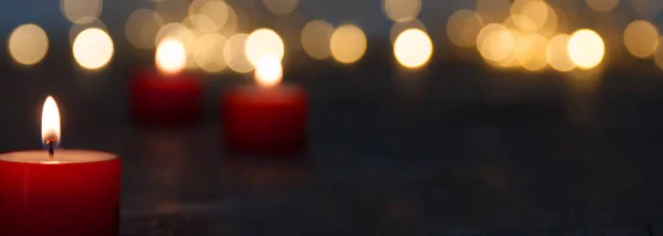 Świąteczne Światło Świecy Zamazanym Złotym Bokeh Religijnego Rytuału Pogrzebu Lub — Zdjęcie stockowe