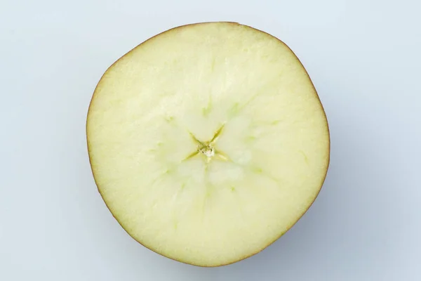 Połowa Świeżego Dojrzałego Soczystego Jabłka Plasterkach Białym Tle — Zdjęcie stockowe