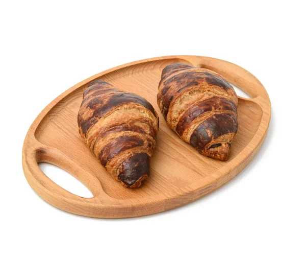 Twee Gebakken Croissants Liggen Een Houten Dienblad Voedsel Geïsoleerd Witte — Stockfoto