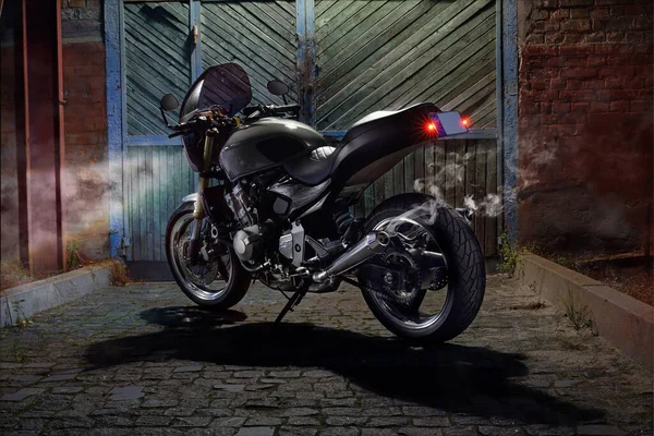 Benutzerdefinierte Graue Caferacer Motorrad Auf Einem Alten Garagentor Hintergrund Unter — Stockfoto