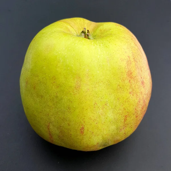 Pomme Verte Fraîche Sur Fond Noir — Photo