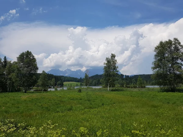 Schöne Landschaft Mit Einem Berg Und Einem See — Stockfoto