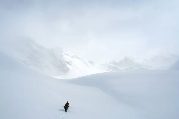 Tankhoy Rússia Janeiro 2019 Uma Companhia Esquiadores Nas Montanhas Neve — Fotografia de Stock