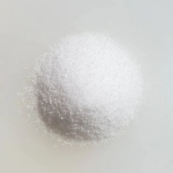 Witte Suiker Een Achtergrond Van Een Glas Melk — Stockfoto