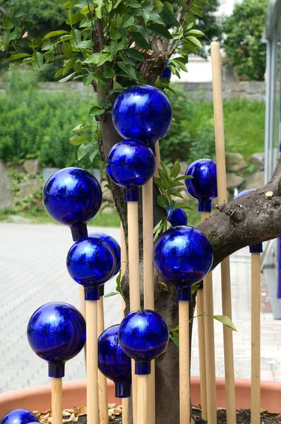 Bolas Metal Coloridas Uma Árvore — Fotografia de Stock
