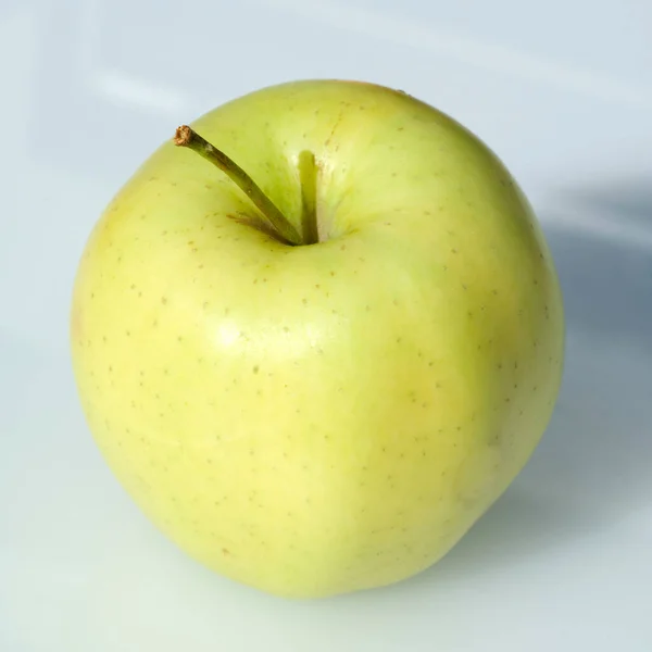 Grüner Apfel Auf Weißem Hintergrund — Stockfoto