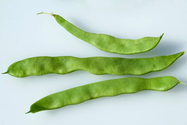 白い背景に緑豆の鞘 — ストック写真