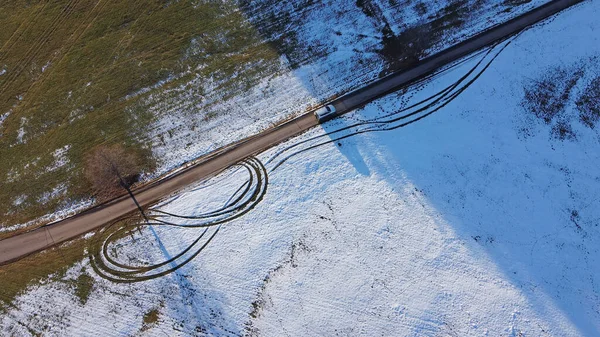 Drone Φωτογραφία Του Λευκού Αυτοκινήτου Οδήγησης Από Φως Στη Σκιά — Φωτογραφία Αρχείου