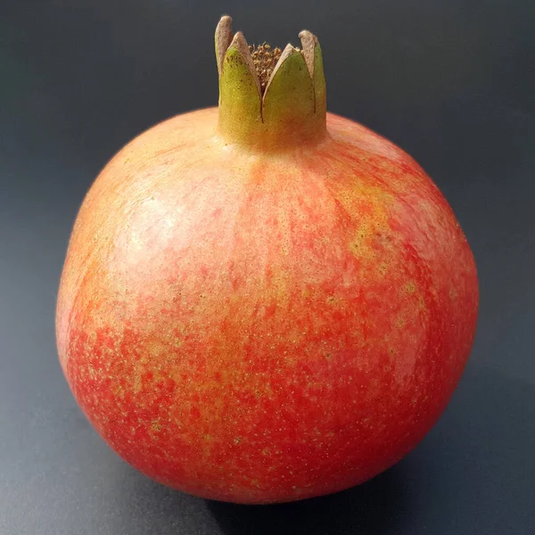 Czerwone Jabłko Czarnym Tle — Zdjęcie stockowe