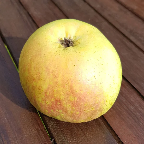 Pomme Jaune Mûre Fraîche Sur Fond Bois — Photo