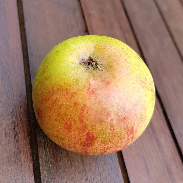 Frische Reife Mangofrüchte Auf Hölzernem Hintergrund — Stockfoto