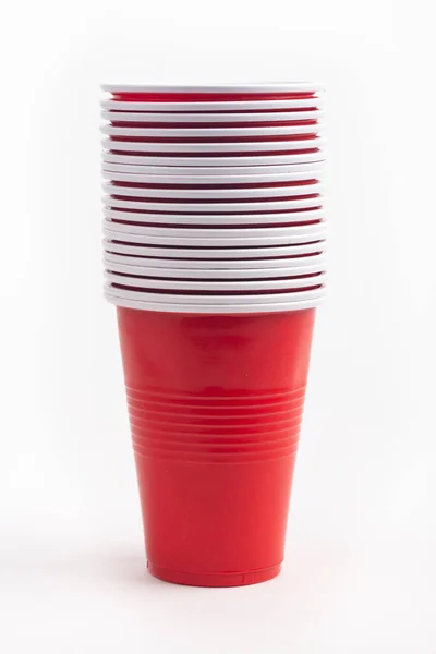 Tasses Plastique Rouge Empilées Isolées Sur Fond Blanc — Photo