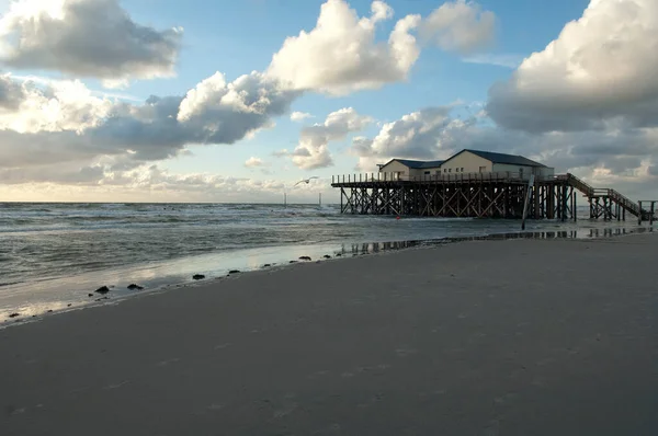 Pfahlbauten Sankt Peter Ording — стокове фото