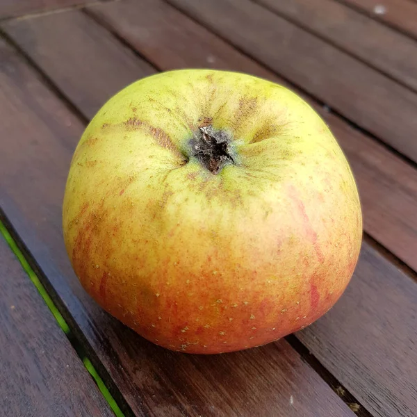 Pomme Rouge Juteuse Mûre Sur Fond Bois — Photo