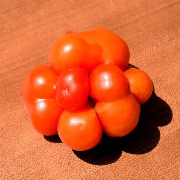 Tomates Vermelhos Frescos Sobre Fundo Madeira — Fotografia de Stock