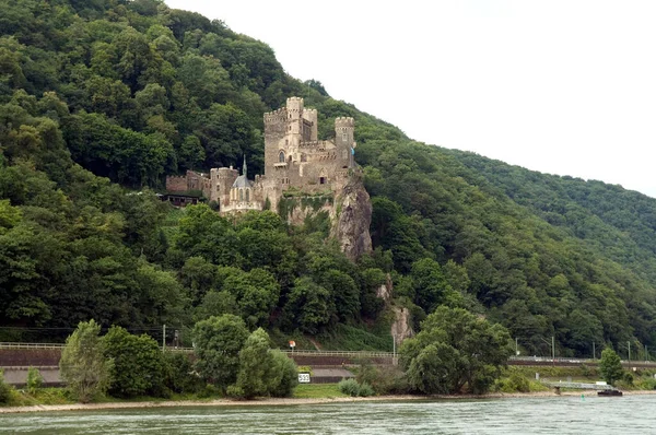 山の中の川の城の眺め — ストック写真