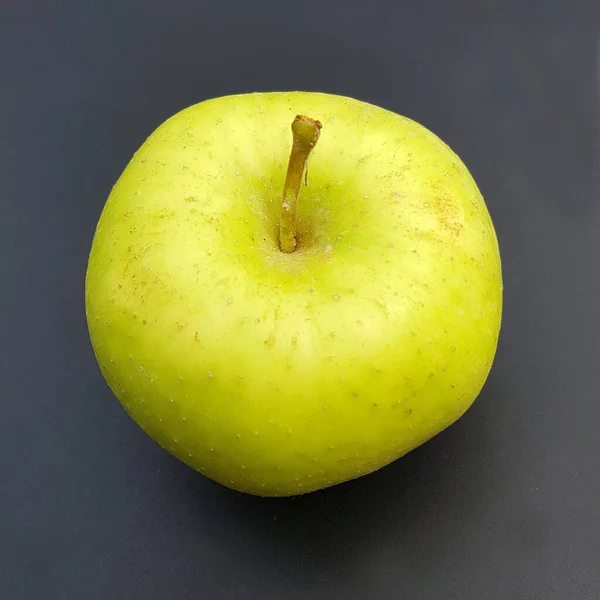 Grüner Apfel Auf Schwarzem Hintergrund — Stockfoto