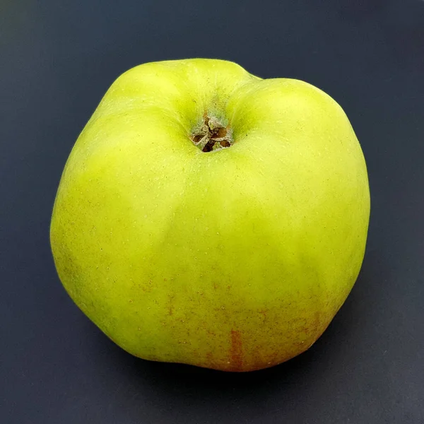 Grüner Apfel Auf Schwarzem Hintergrund — Stockfoto