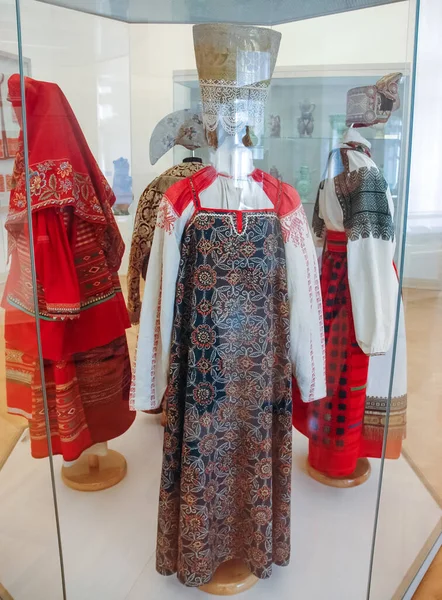 ロシアの民族衣装は女性のスーツです ロシアの人々の服 — ストック写真