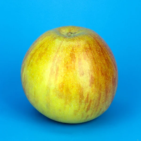 Pomme Rouge Mûre Fraîche Sur Fond Bleu — Photo