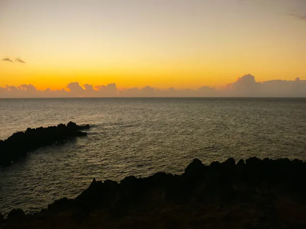 美丽的落日笼罩着大海 — 图库照片