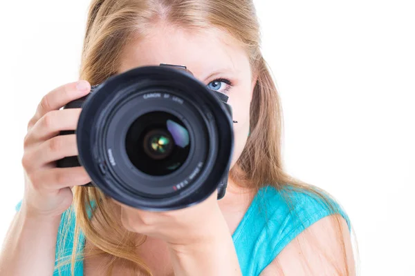 漂亮的女摄影师 带着数码相机 彩色调图像浅色Dof — 图库照片