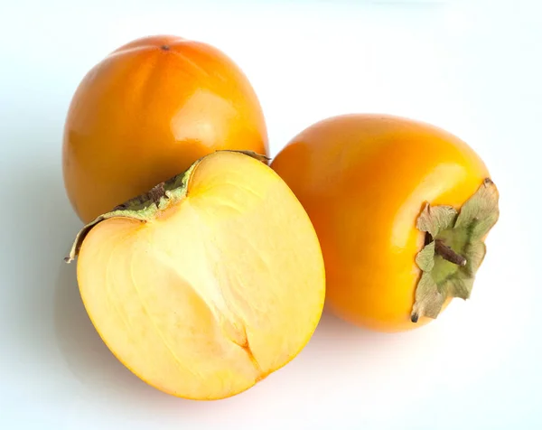 白を基調とした新鮮な柿の実 — ストック写真