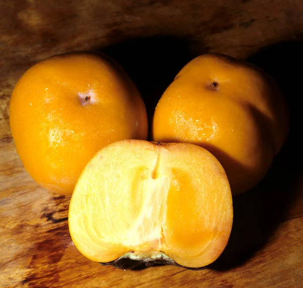 Fruta Fresca Amadurecida Laranja Sobre Fundo Madeira — Fotografia de Stock