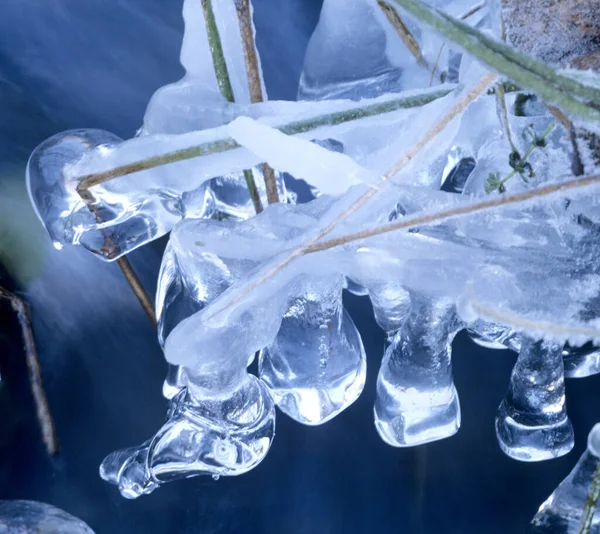 Eiswürfel Auf Dem Hintergrund Des Wassers — Stockfoto