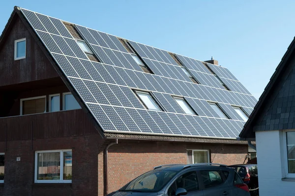 Painéis Solares Fundo Céu Azul — Fotografia de Stock