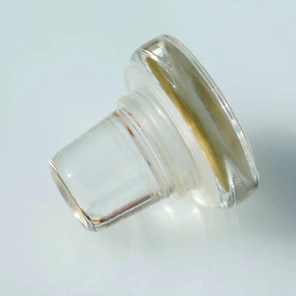 Glasflaska Med Vattendroppar Vit Bakgrund — Stockfoto
